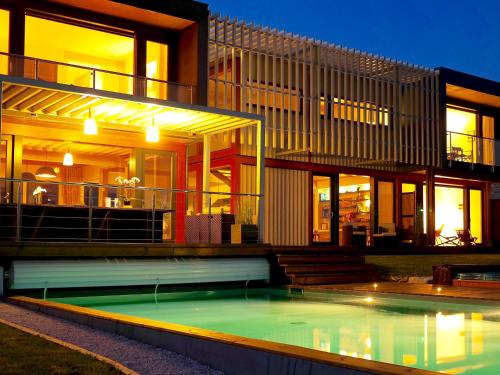 une maison avec une piscine devant dans l'établissement Villa Lascaux, Maison d'hôtes, à La Chapelle-Aubareil