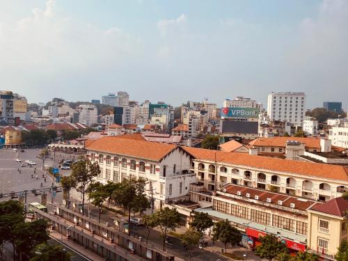 Pemandangan umum bagi Bandar Ho Chi Minh atau pemandangan bandar yang diambil dari hotel