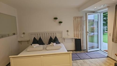Un dormitorio con una cama con dos almohadas encima. en Innsbruck Apartment Nigler, en Innsbruck