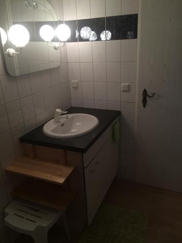 uma casa de banho com um lavatório e um espelho em Kompass em Rostock