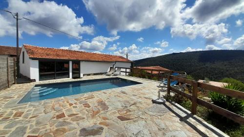 une villa avec piscine et une maison dans l'établissement Casa Laranjeira, à Vale de Cameiro