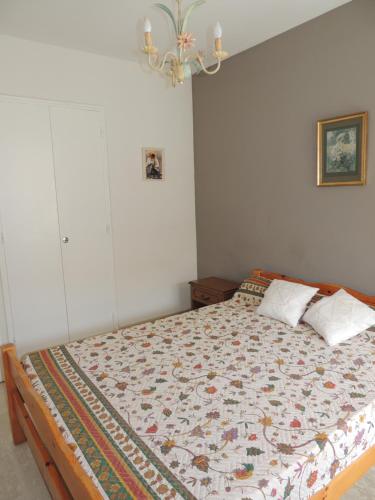 une chambre avec un lit avec une couette dessus dans l'établissement T2 Centre-ville, proche plage, à Sanary-sur-Mer