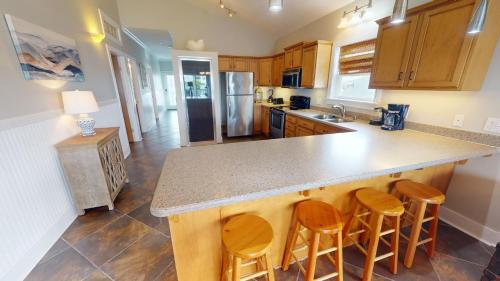 Una cocina o kitchenette en Oceanview A by Tybee Vacation Rentals