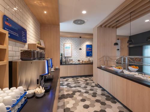 a fast food restaurant with a counter and a kitchen at Holiday Inn Express Heilbronn by IHG in Heilbronn