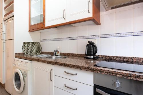 Kuchyň nebo kuchyňský kout v ubytování Pino Golf Garden Apartment Elviria