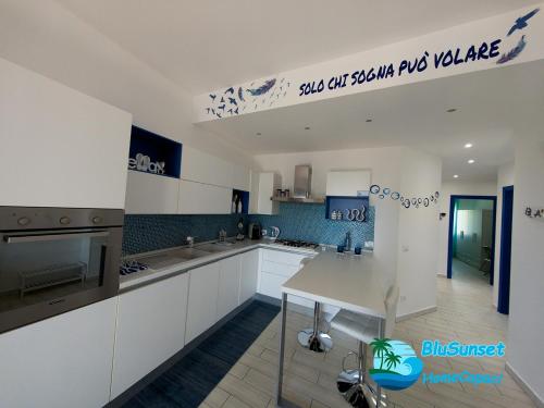 Una televisión o centro de entretenimiento en BluSunset Home Capaci