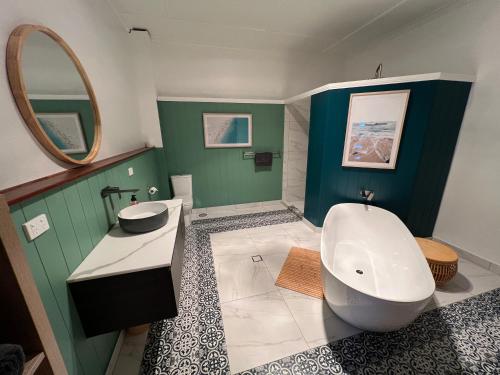 Ένα μπάνιο στο The 155 Ral Ral Avenue Stay