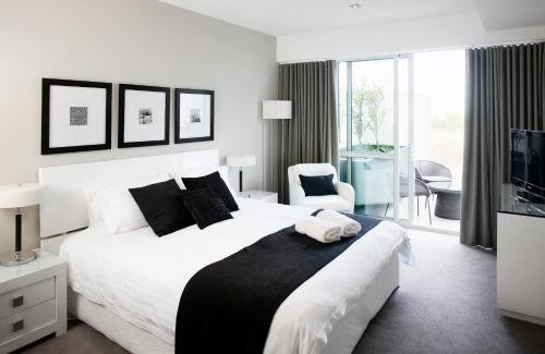 A bed or beds in a room at Claremont Quarter Luxury Apartment