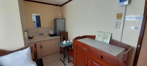 małą kuchnię z blatem i zlewem w obiekcie CORALYN'S PLACE small room w mieście Boracay