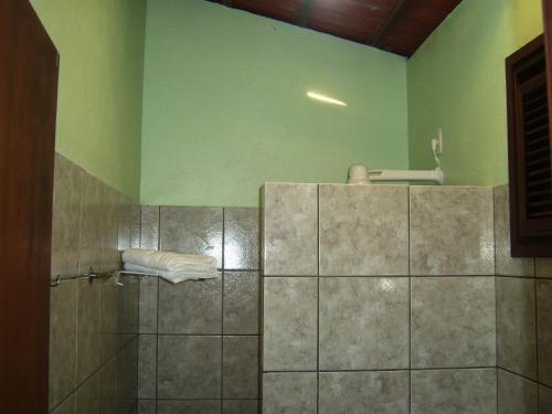 Ett badrum på Pousada dos Hibiscos