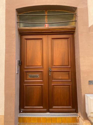 a large wooden door on the side of a building at Hypercentre 80m2, à deux pas du Château des Rohan in Saverne