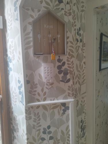 une salle de bain avec une étagère et une armoire sur un mur dans l'établissement jolie maison dans petit village, à Vignory