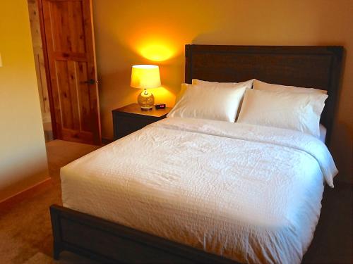 Ένα ή περισσότερα κρεβάτια σε δωμάτιο στο Luxury Canmore Vacations