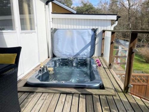 a jacuzzi tub on the deck of a house at Villa a Hovås con molti comfort in Hovås