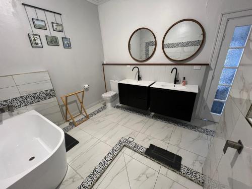 Ένα μπάνιο στο The 155 Ral Ral Avenue Stay