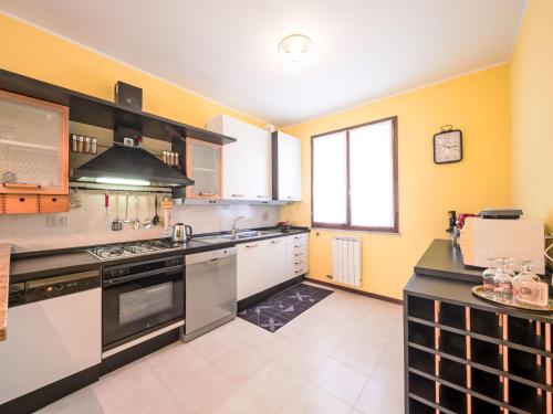 Dapur atau dapur kecil di Apartment Villaggio 5 Terre-8 by Interhome