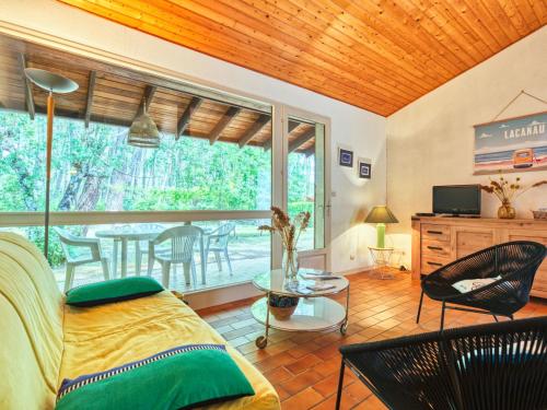 ラカノーにあるHoliday Home Marina de Talaris by Interhomeのソファとテーブルのあるリビングルーム