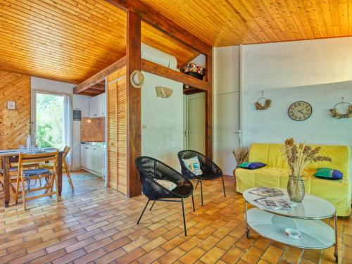 un salon avec un canapé, une table et des chaises dans l'établissement Holiday Home Marina de Talaris by Interhome, à Lacanau