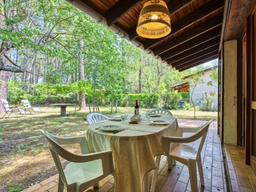 ラカノーにあるHoliday Home Marina de Talaris by Interhomeのテーブル(椅子付)、パティオ(ワイン1本付)