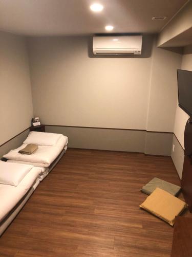 Кровать или кровати в номере Hotel Meldia Osaka Higobashi