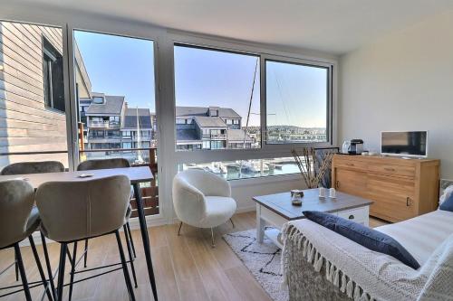 Sublime apartment facing the Port & Planches