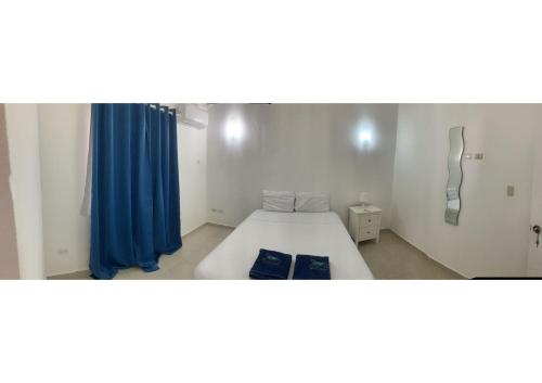 Ένα ή περισσότερα κρεβάτια σε δωμάτιο στο Karimar Beach Condo Hotel