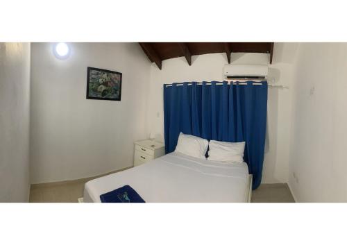 Ένα ή περισσότερα κρεβάτια σε δωμάτιο στο Karimar Beach Condo Hotel