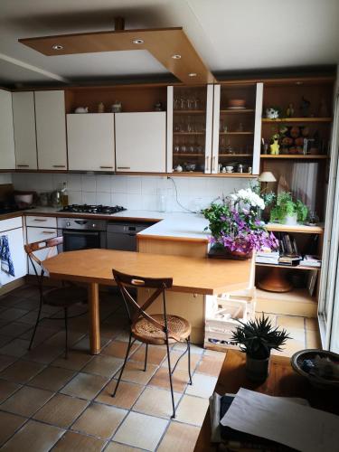 une cuisine avec une table et des chaises en bois dans l'établissement Maison centre ville avec jardin, à Concarneau