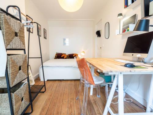Cette chambre comprend un bureau avec un ordinateur et un lit. dans l'établissement Holiday Home La Trouvillaise by Interhome, à Trouville-sur-Mer