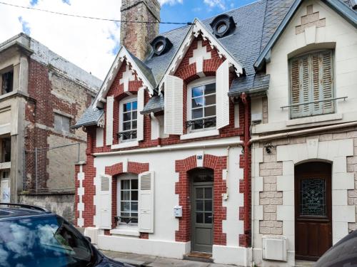une vieille maison dans une rue avec des voitures garées devant dans l'établissement Holiday Home La Trouvillaise by Interhome, à Trouville-sur-Mer