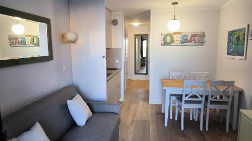 un salon avec un canapé et une table dans l'établissement Résidence Pierre et Vacance 631, à Cannes