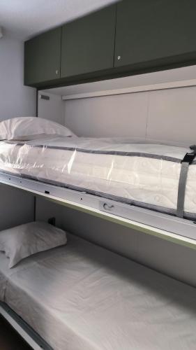 Ce dortoir comprend 2 lits superposés. dans l'établissement Résidence Pierre et Vacance 631, à Cannes