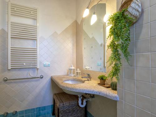 Bilik mandi di Holiday Home Capriccioli B by Interhome