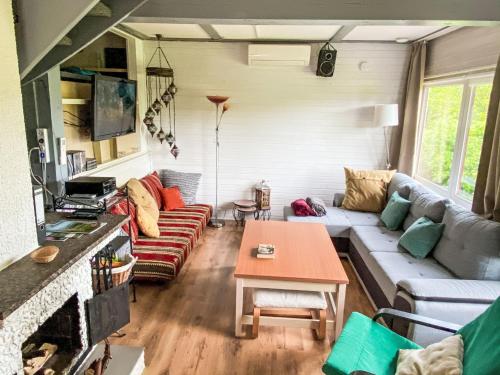ein Wohnzimmer mit Sofa und Tisch in der Unterkunft Holiday Home LoLa by Interhome in Kirchheim