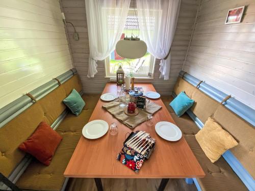 ein Esszimmer mit einem Tisch und Stühlen in einem Raum in der Unterkunft Holiday Home LoLa by Interhome in Kirchheim