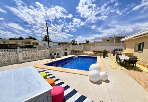 un cortile con piscina e una casa di Chambre double à la Marina a La Marina