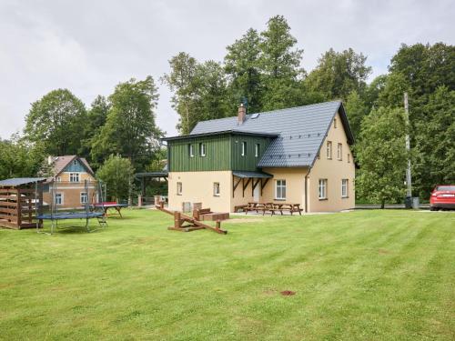 Un jardín fuera de Chalet Bolkov by Interhome