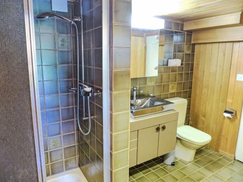 Koupelna v ubytování Holiday Home Chalet Rebhalde by Interhome