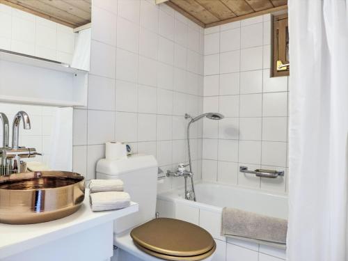 Koupelna v ubytování Holiday Home Chalet Rebhalde by Interhome