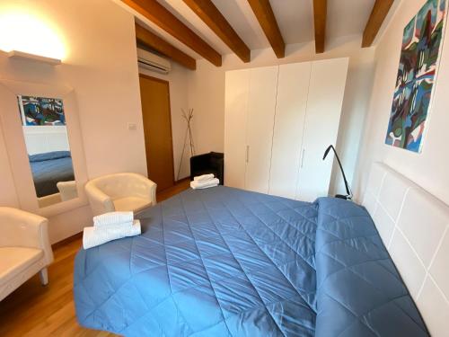 a bedroom with a blue bed and a chair at Silver Thermal Home in Arco