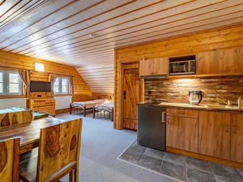 Kuchyň nebo kuchyňský kout v ubytování Holiday Home Chalupa U Bobra-1 by Interhome
