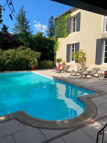 une piscine devant une maison dans l'établissement DOMAINE DE C, à Cérons