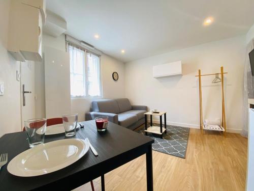 - un salon avec un lavabo et un canapé dans l'établissement Casa Jacques, à Angers