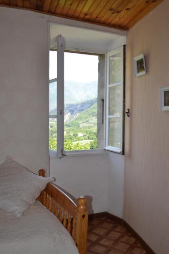 - une chambre avec une fenêtre offrant une vue sur la montagne dans l'établissement La Fontaine, à Sahune