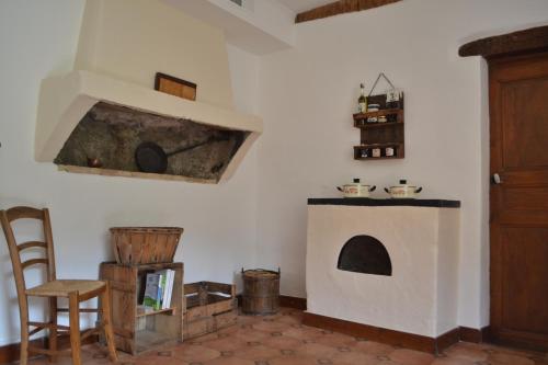 un salon avec un four en pierre dans le mur dans l'établissement La Fontaine, à Sahune