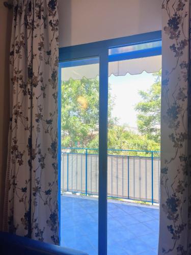 a window with a view of a balcony at Residenza Le Spiagge in Sperlonga