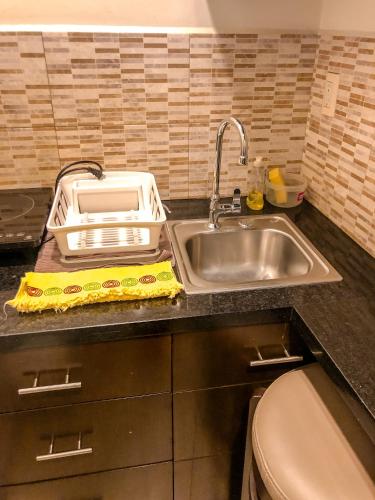eine Küchenarbeitsplatte mit Spülbecken und Spüle in der Unterkunft Suites Hamburgo in Mexiko-Stadt