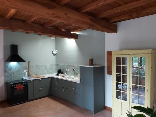 une cuisine avec un évier et un plan de travail dans l'établissement Mas du moulin neuf, holidayhome with private garden and jacuzzi, à Saint-Hippolyte-du-Fort