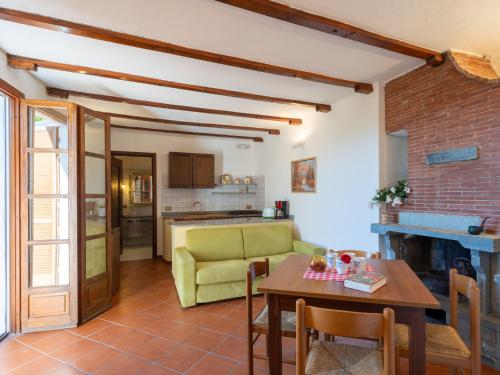Η κουζίνα ή μικρή κουζίνα στο Apartment Ciclamino - VLO204 by Interhome