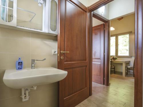 Ένα μπάνιο στο Apartment Capanna - CNG175 by Interhome